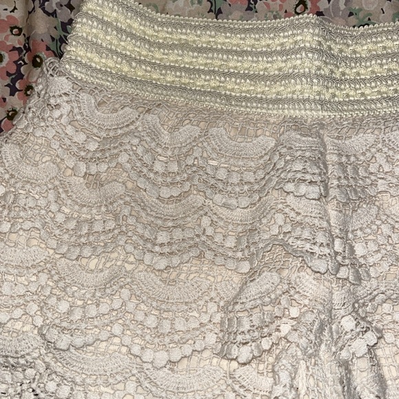 Women’s cream Jolt pull on shorts - Picture 2 of 4